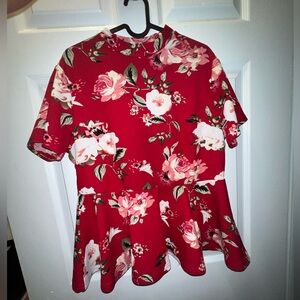 Blusa roja de rosas